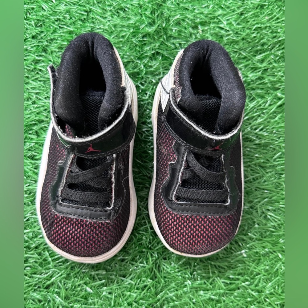 Jordan Kids‎ Black and Red Sneakers Size 4C